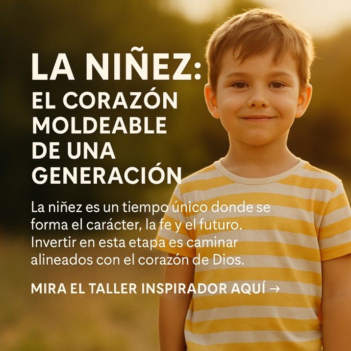 Niño sonriente con camiseta amarilla y blanca al aire libre, rodeado de luz cálida con texto inspirador sobre la niñez.