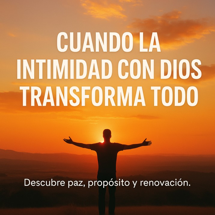 Persona al atardecer con brazos abiertos, transmitiendo paz y conexión espiritual.