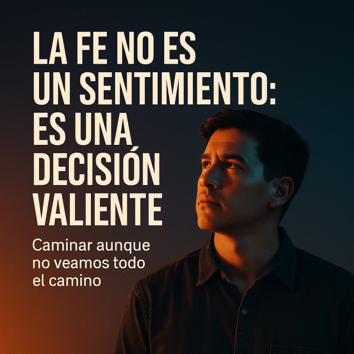 Joven mirando al horizonte con expresión reflexiva junto a un texto que dice: "La fe no es un sentimiento: es una decisión valiente. Caminar aunque no veamos todo el camino".