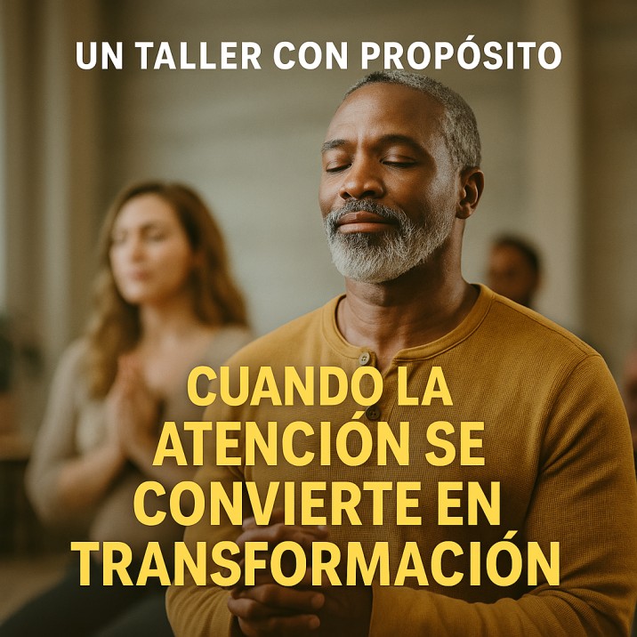 Hombre adulto con ojos cerrados en actitud de oración durante un taller, con texto que dice “Cuando la atención se convierte en transformación”.
